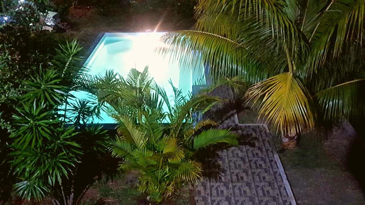 Aux Plaisirs De La Vie Chambre Chez L Habitant Flic en Flac Bagian luar foto