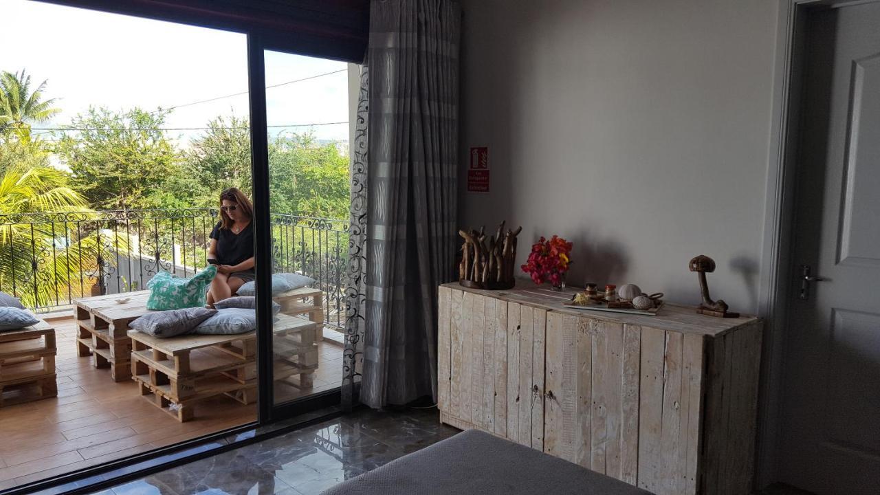 Aux Plaisirs De La Vie Chambre Chez L Habitant Flic en Flac Bagian luar foto